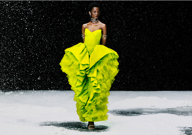 Le Sserafim Amp 39 S Yunjin And Amp Quot Pretty Little Liars Amp Quot Actress Shay Mitchell Both Wore The Same