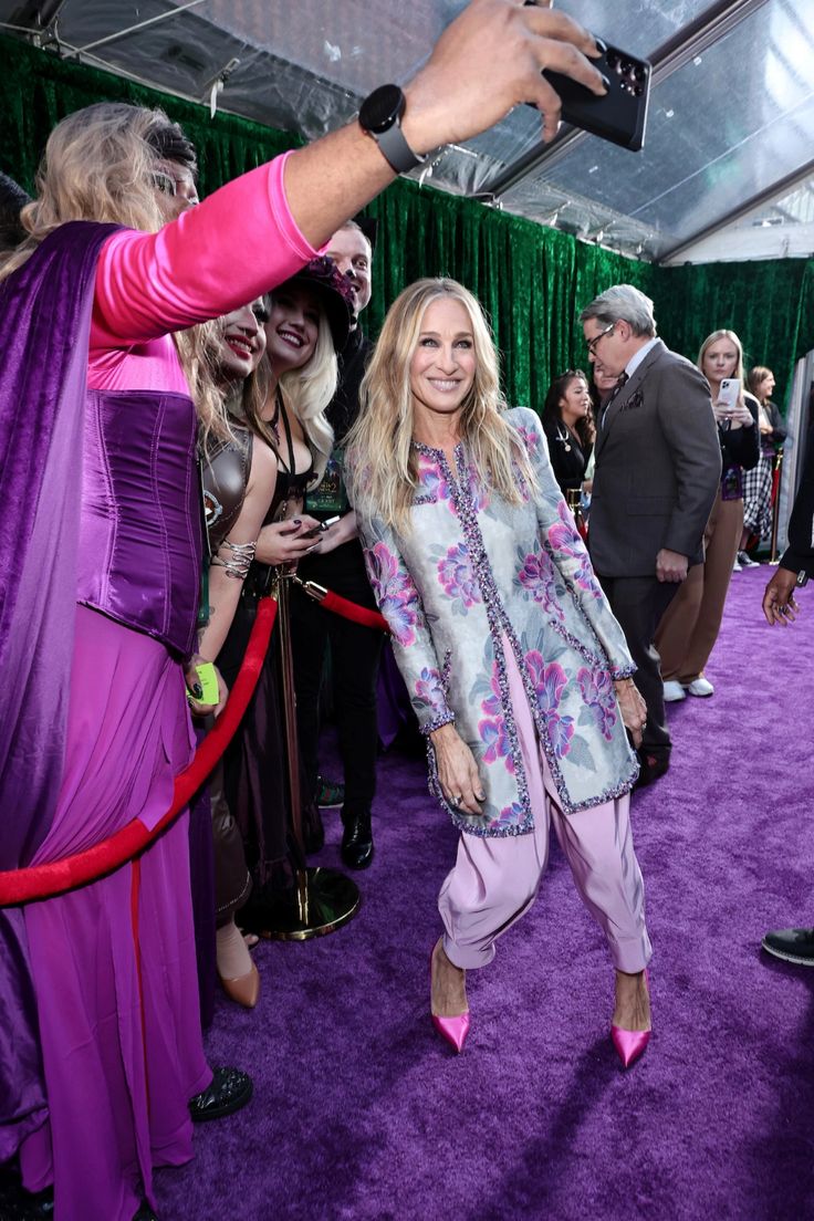 Sarah Jessica Parker Hits Hocus Pocus 2 Carpet With Her Twin Daughters