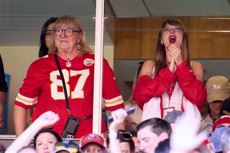 Taylor Swift Cheers Alongside Travis Kelce S Mom At Chiefs Game Taylor Swift Cheers Alongside Travis Kelce S Mom At Chiefs Game